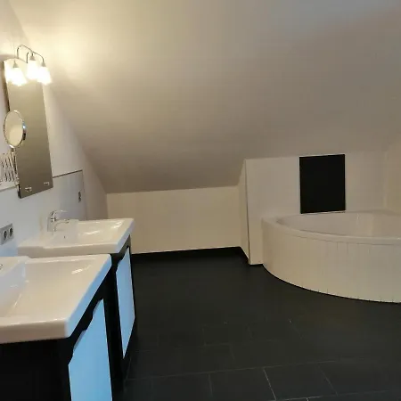 Edith Apartment *
